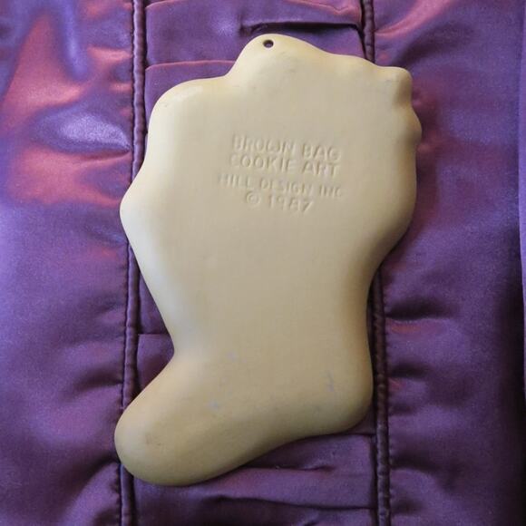 Vtg Brown Bag Cookie Art Mold 1987 Christmas Stocking Red Ribbon Hill Design - Picture 8 of 9